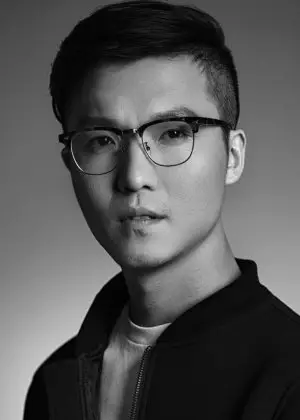 Čínské drama Qiu Zhong Wei ve filmu Padat do tvého úsměvu (2021)