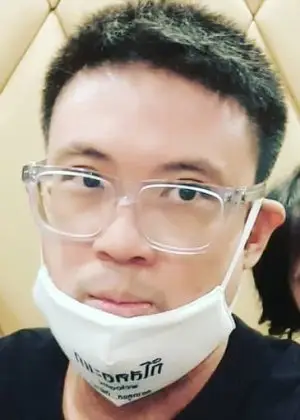 Golf Sakon Wongsinwiset i Fish Upon the Sky Thai Drama (2021)