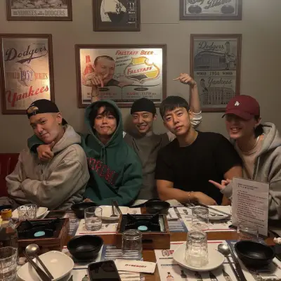 B.A.P's Yoo Young Jae kondigt aan dat militaire inschrijving foto's van B.A.P -reünie deelt