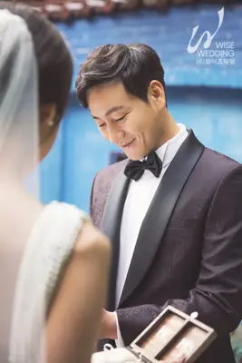 Park Hae Soo é um romântico sem esperança nas fotos de casamento