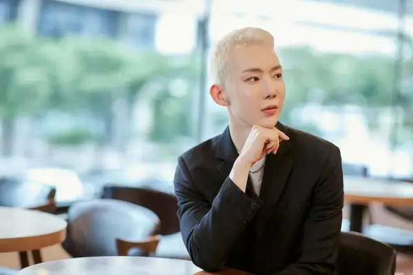 2 am's Jo Kwon deelt gedachten over geslacht, moeder's reactie op musical 'Jamie' en meer