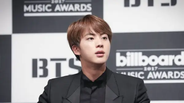 Jin di BTS condivide le origini del suo titolo Worldwide Handsome
