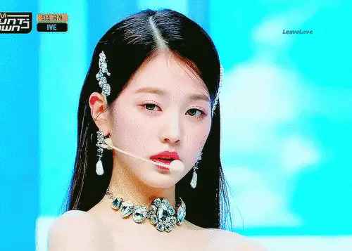 Jang Young이 상승하는 K-Pop 'It Girl'인 6 가지 이유