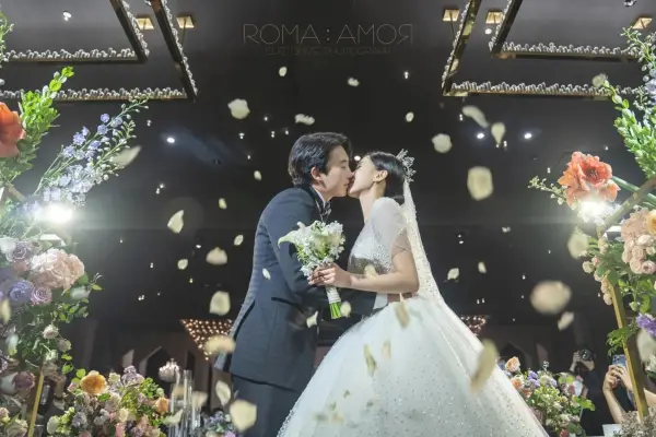 U-Kiss's Hoon en voormalig meiddaglid Hwang Ji Seon delen prachtige foto's van huwelijksceremonie