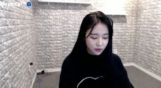 Ellin de Crayon Pop s'excuse et admet avoir menti sur l'escroquerie romantique