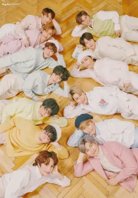 BTS, TXT un Lee Hyun kopā pozē lielos Hit Entertainment Family fotoattēlos