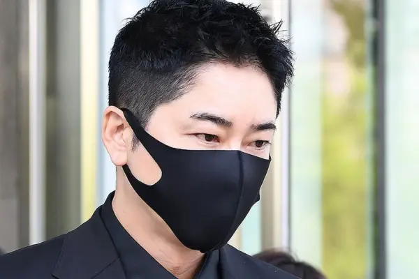 Kang Ji Hwan recebe sentença de liberdade condicional finalizada para caso de agressão sexual