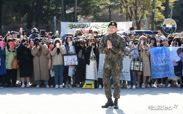 ジュンウクは軍から退院した。仲間の兵士に感謝の気持ちを表現しますKang Ha Neul、Sunggyu、およびOnew