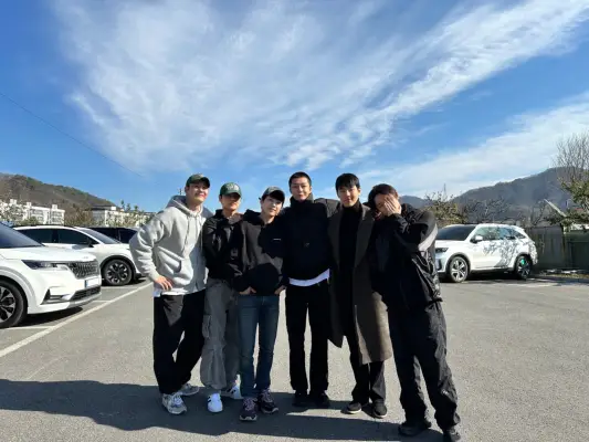 Monsta X e CEO-Dol Mart Cast inviano Hyungwon mentre si arruola nell'esercito