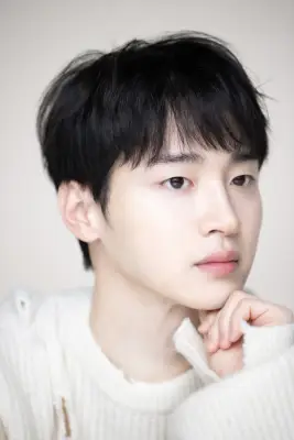 장동 윤 윤 (Jang Dong Yoon)은 BH 엔터테인먼트와의 표지판