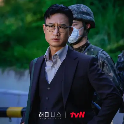 „Laimė“ atidengia pirmąjį žvilgsnį į Jo Woo Jin kaip šaltą ir charizmatišką vadą