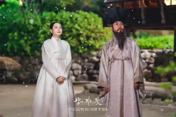 Wdowa Honey Lee ma porywający związek ze swoim teściem w „Knight Flower”