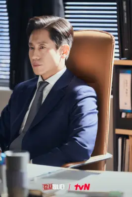 Shin Ha Kyun et Lee Jung Ha contrastent le chef d'équipe et auditeur recrue dans «les auditeurs»