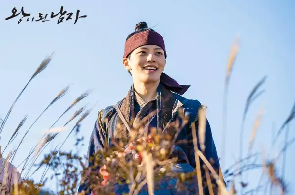 Yeo Jin Goo porträtiert sich sowohl als doof Clown als auch als König in The Crowned Clown