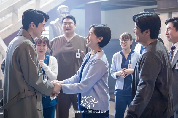 Yoo Yeon Seok recebe uma recepção calorosa da família Doldam Hospital em 'Dr. Romântico 3 '