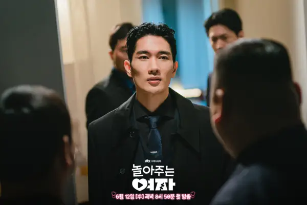 Ähm Tae goo lässt sein hartes Verhalten in New Drama, mein süßer Mobster