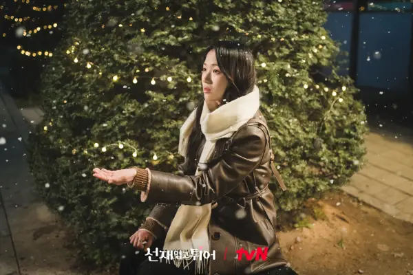 Kim Hye Yoon brister i tårar framför Song Geon Hee i 'Lovely Runner'