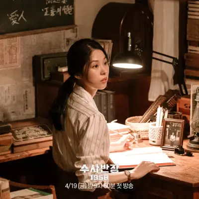 Gnister flyver mellem Lee Je Hoon og Seo Eun Soo under deres første møde i 'Chief Detective 1958'