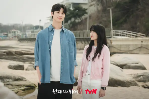 Byeon Woo Seok i Kim Hye Yoon passen una nit al costat del mar a Lovely Runner