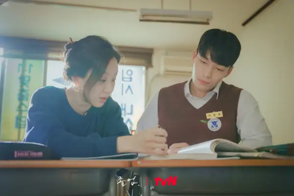 Wi Ha Joon perd la seva concentració mentre s’asseu a prop de Jung Ryeo va guanyar a The Midnight Romance in Hagwon