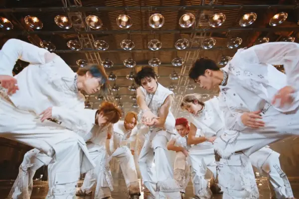 Skatīties: NCT 127 parāda viņu jaudīgo jauno horeo “faktu pārbaudes” veiktspējas video