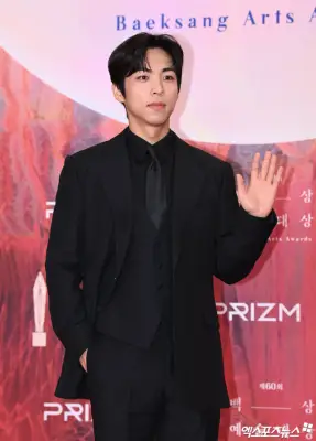 Žvaigždės roko raudoną kilimą 60 -ajame Baeksango menų apdovanojimuose